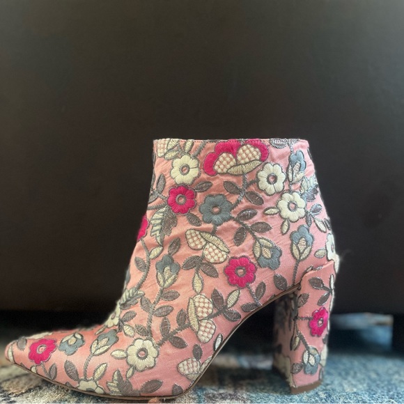 Embroidered pink heeled booties - Picture 3 of 6